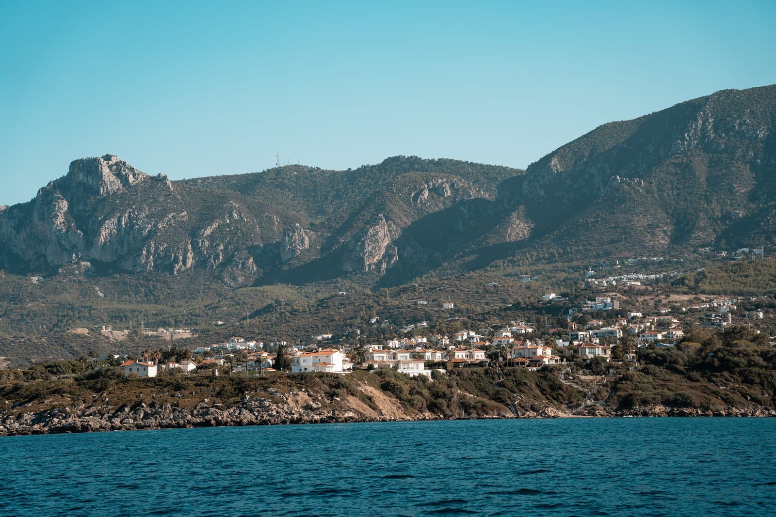 Nordzypern Küstenlandschaft mit Meer, Wohnhäusern und Bergen, beliebte Region für Auswanderer am Mittelmeer