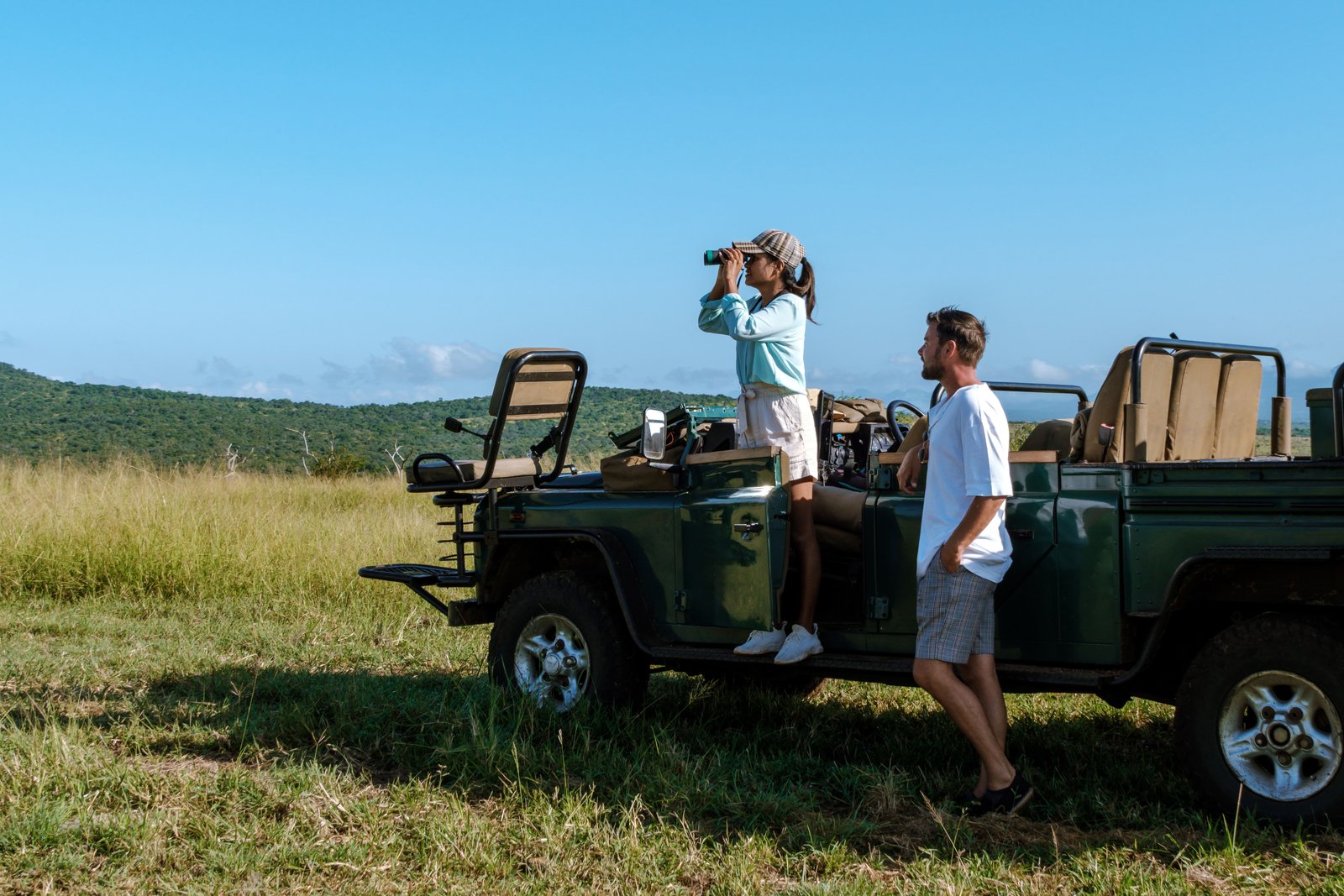 Touristen beobachten Tiere mit dem Fernglas im Krüger Nationalpark